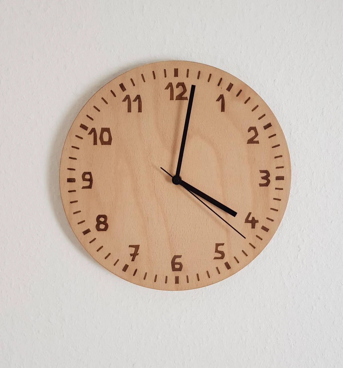 Wanduhr im Waldorf Stil, Moderne Holzuhr, ohne Tickgeräusch, still, eingraviert