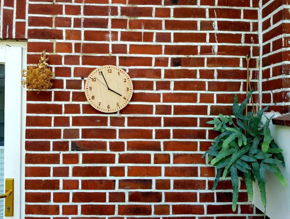 Wanduhr im Waldorf Stil, Moderne Holzuhr, ohne Tickgeräusch, still, eingraviert