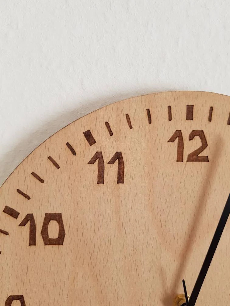 Wanduhr im Waldorf Stil, Moderne Holzuhr, ohne Tickgeräusch, still, eingraviert