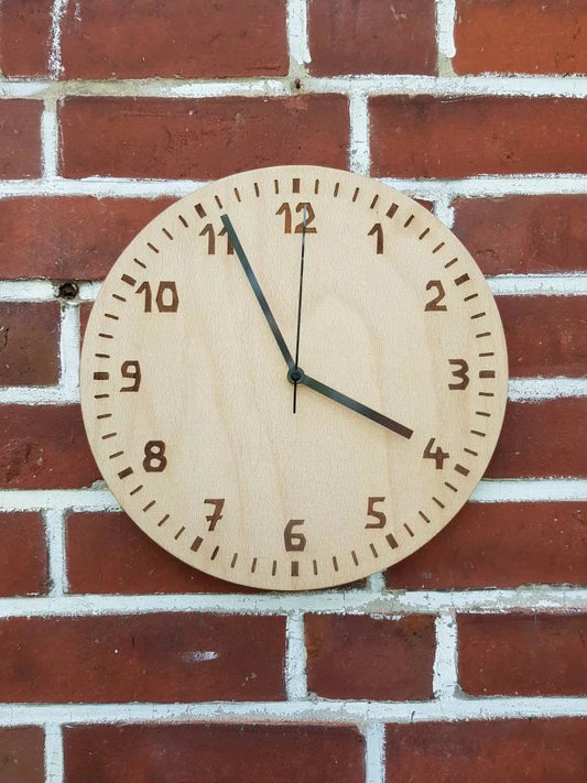 Wanduhr im Waldorf Stil, Moderne Holzuhr, ohne Tickgeräusch, still, eingraviert
