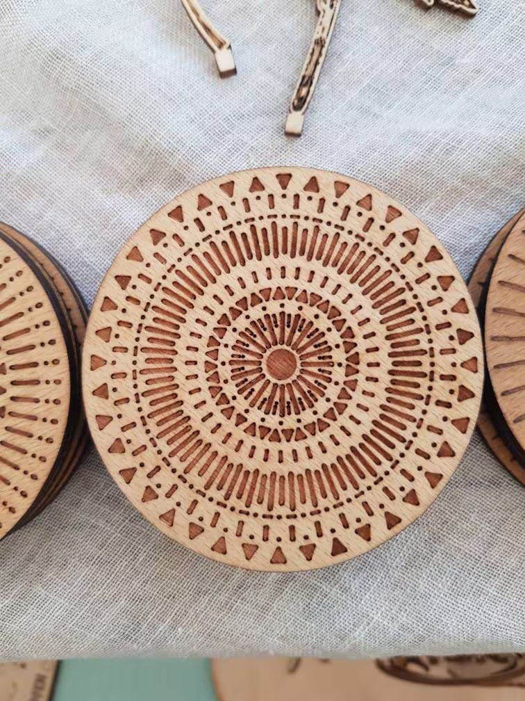 Untersetzer 10 cm, dekorativ, Mandala, Untersetzer für Tassen & Gläser, Holz, Laserschnitt, symmetrische Form, naturbelassen, Party Artikel