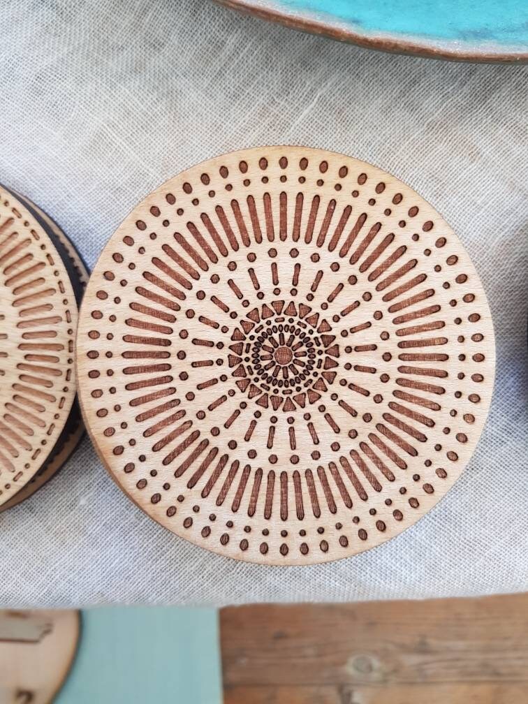 Untersetzer 10 cm, dekorativ, Mandala, Untersetzer für Tassen & Gläser, Holz, Laserschnitt, symmetrische Form, naturbelassen, Party Artikel