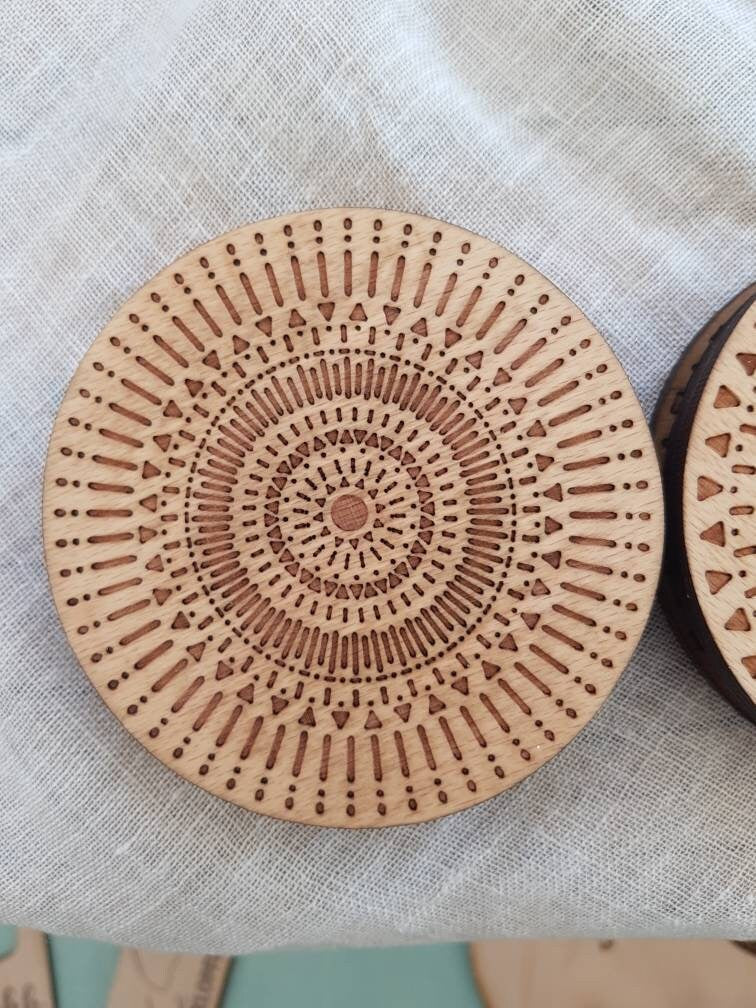 Untersetzer 10 cm, dekorativ, Mandala, Untersetzer für Tassen & Gläser, Holz, Laserschnitt, symmetrische Form, naturbelassen, Party Artikel
