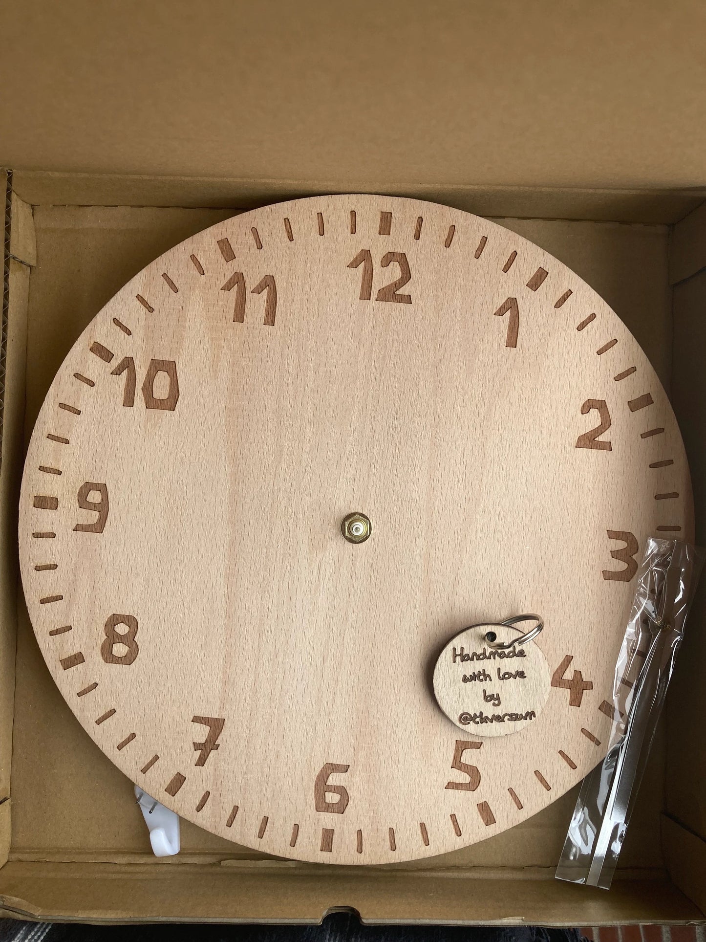 Wanduhr im Waldorf Stil, Moderne Holzuhr, ohne Tickgeräusch, still, eingraviert