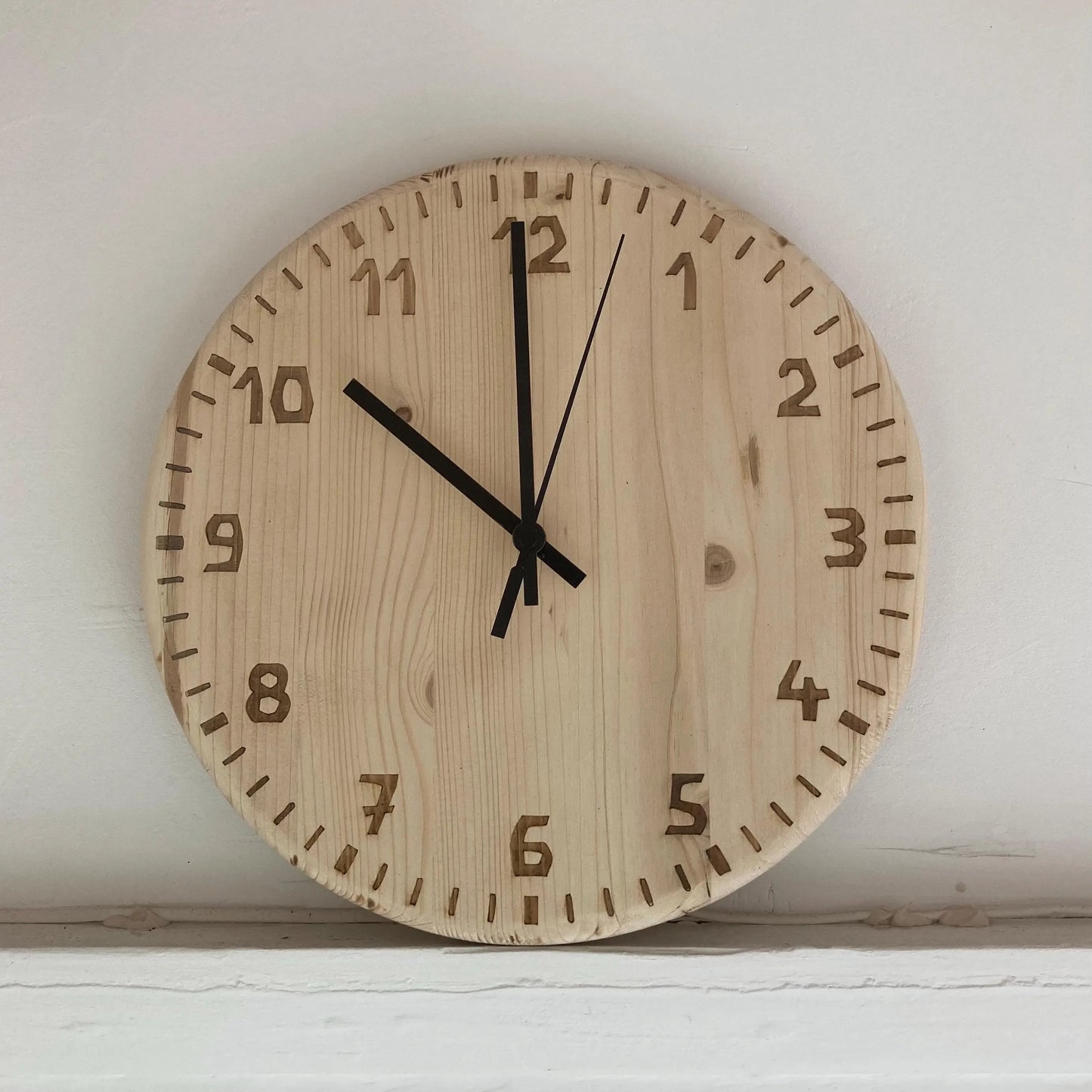 Wanduhr im Waldorf Stil, Moderne Holzuhr, ohne Tickgeräusch, still, eingraviert, Kiefer, Leimholz