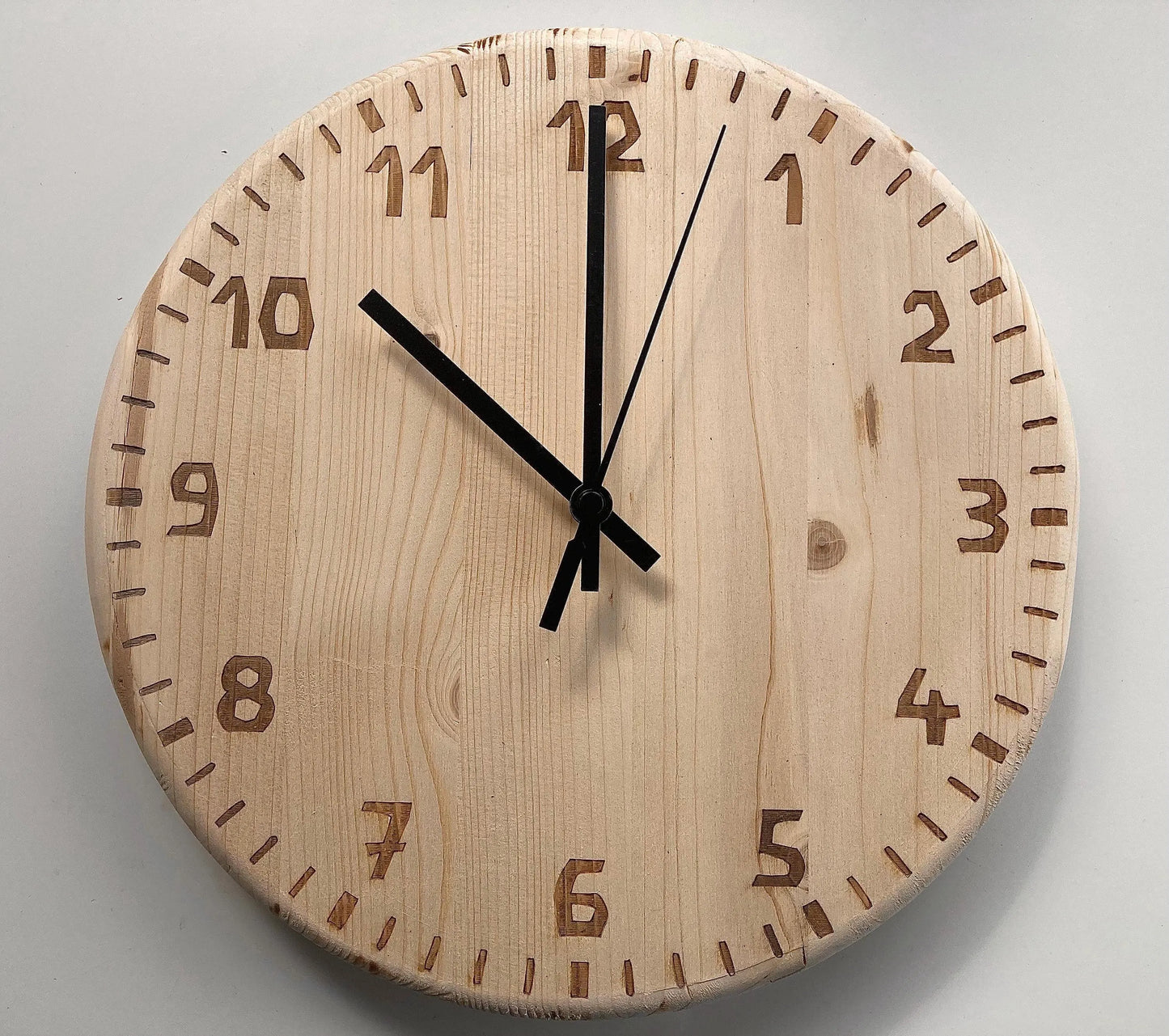 Wanduhr im Waldorf Stil, Moderne Holzuhr, ohne Tickgeräusch, still, eingraviert, Kiefer, Leimholz
