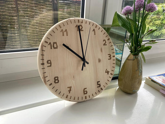 Wanduhr im Waldorf Stil, Moderne Holzuhr, ohne Tickgeräusch, still, eingraviert, Kiefer, Leimholz